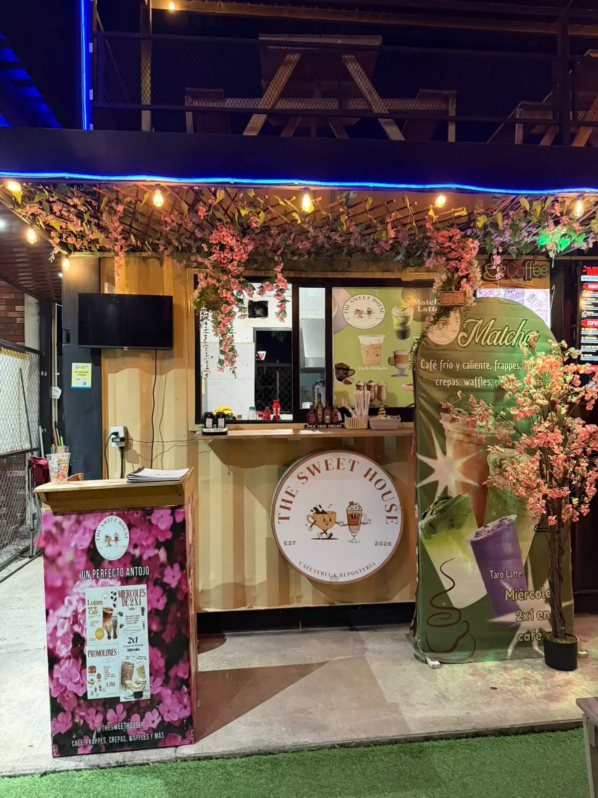 Barra de The Sweet House decorada con flores y foquitos
