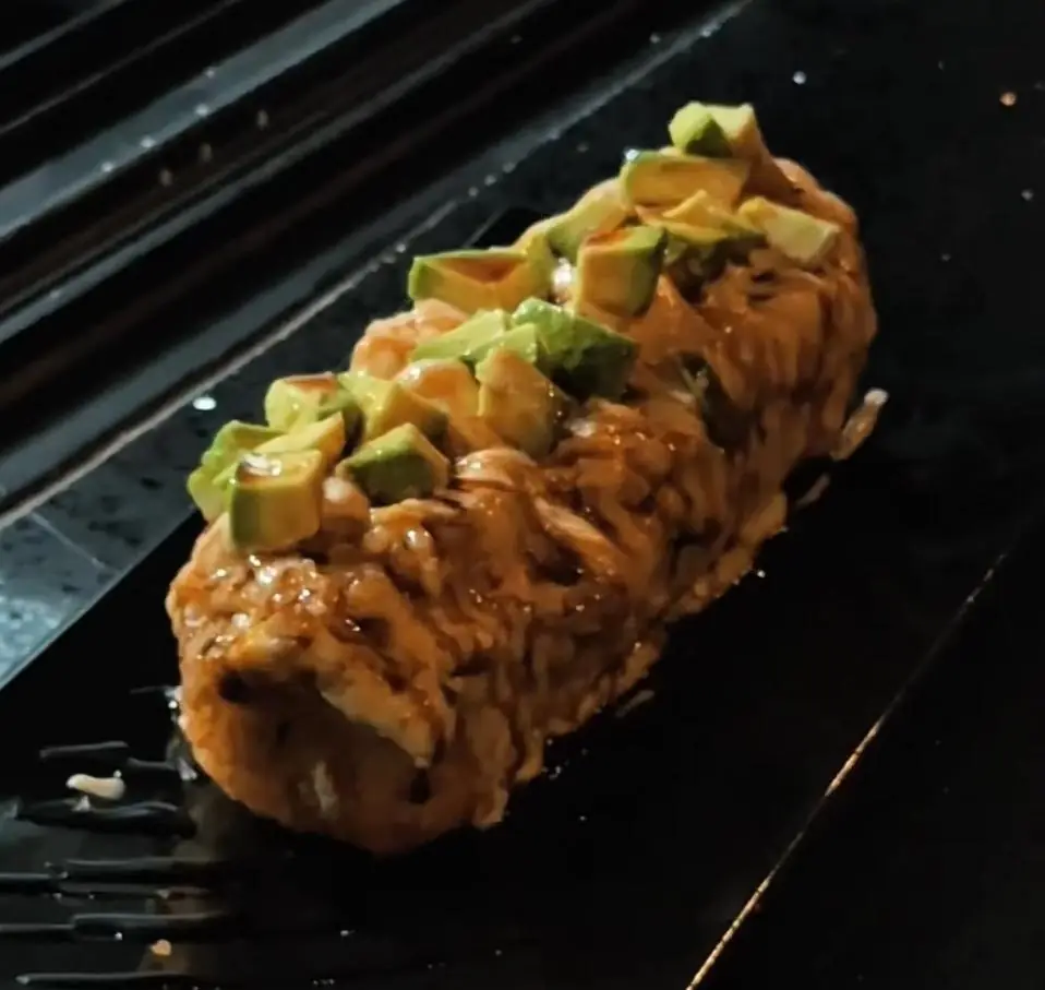 Rollo de sushi con aguacate