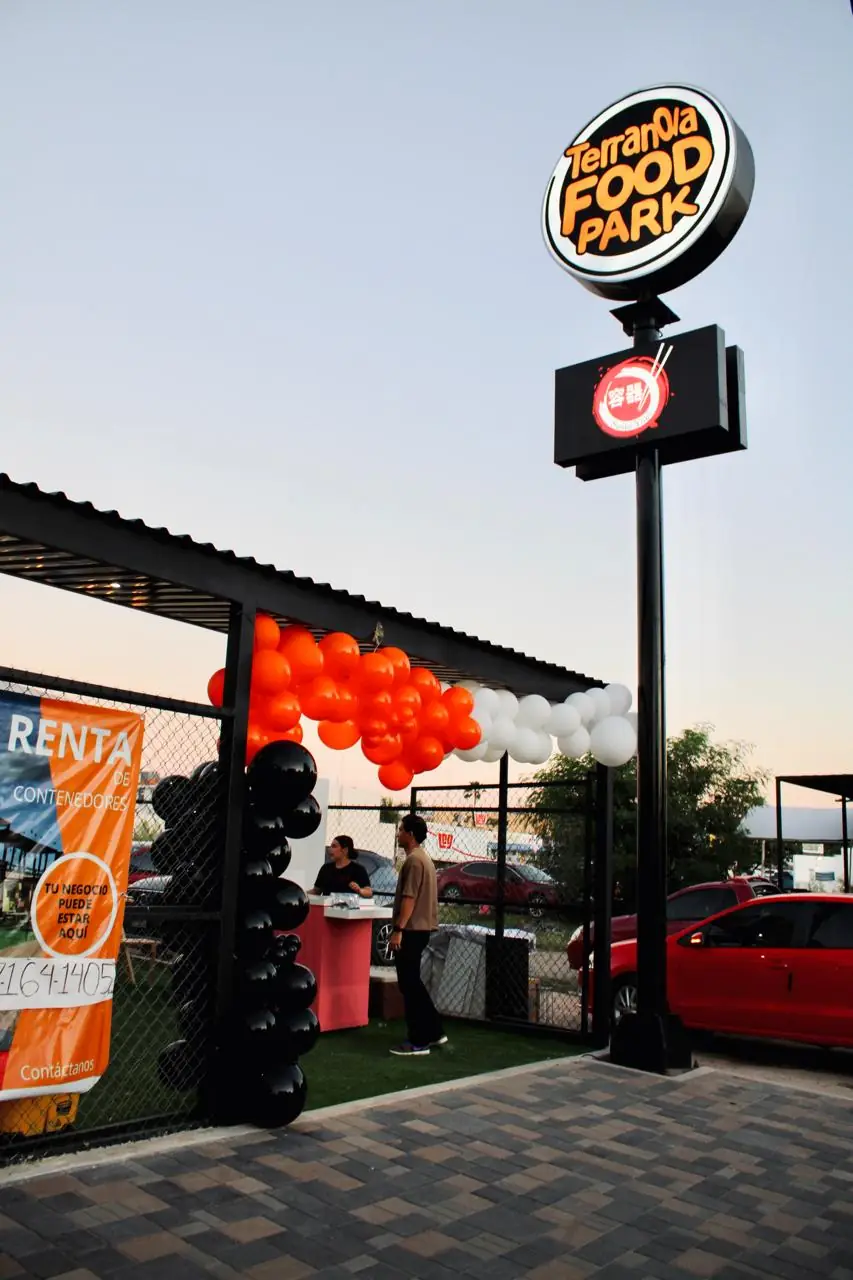 Entrada de Terranova Food Park con su letrero iluminado