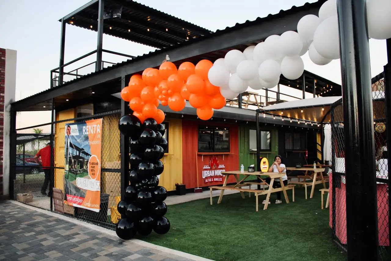 Patio del food park con contenedores de colores y mesas de picnic